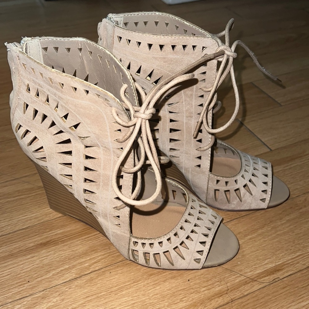 Shoe Dazzle Tracey Cut Out Wedge Sandal Cream Peep Toe Lace up